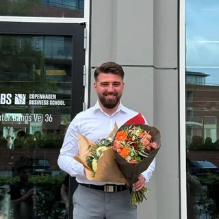 Bilforhandler. Jeg ønsker plads til cirka 50 biler, hvor der er mulighed for mindre værksted. Hel...