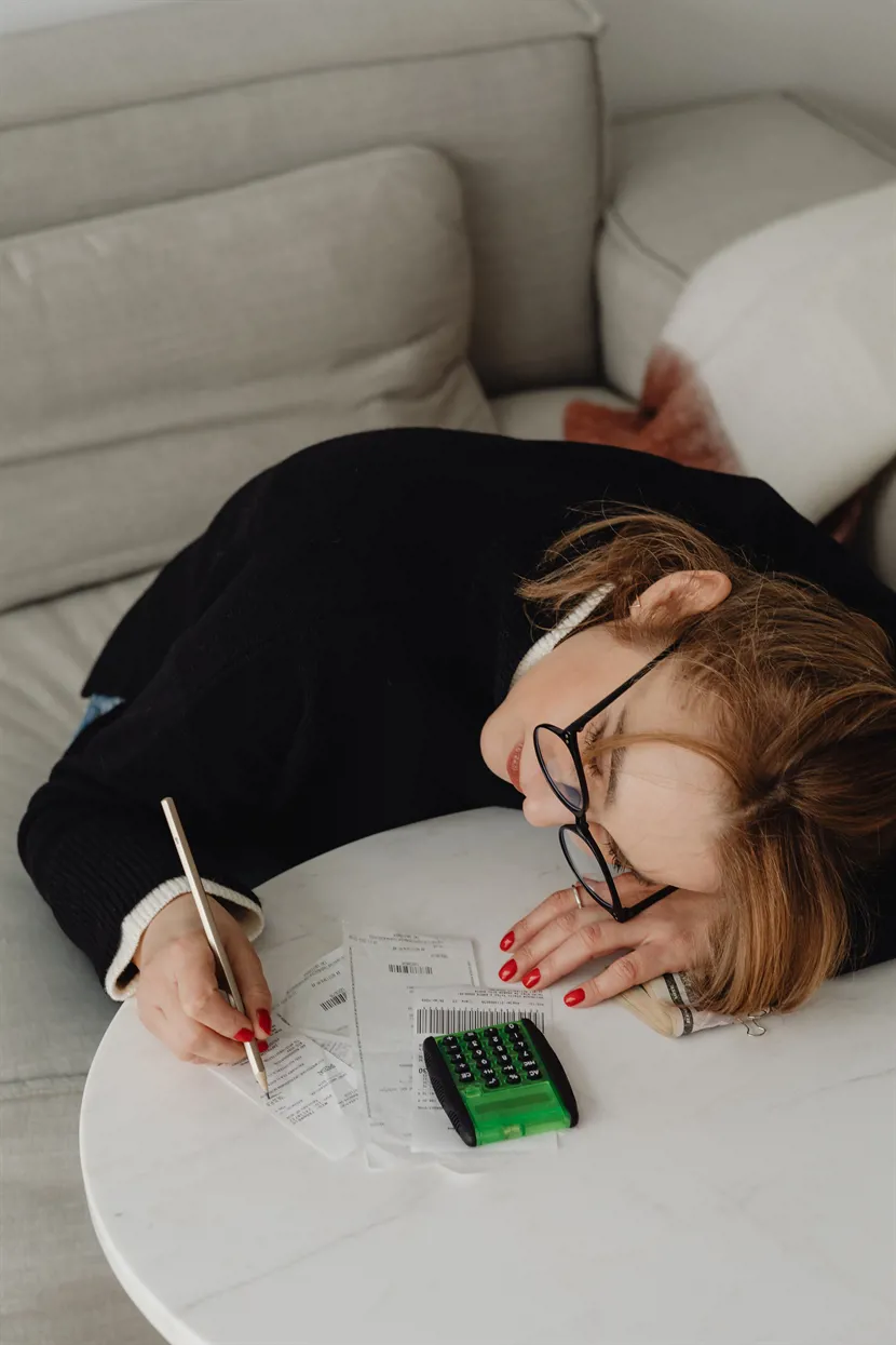 Hvad er de typiske omkostninger og gebyrer, der er forbundet med at arbejde med en <a href="/ejendomsleksikon/erhvervsmaegler" class="perm-link">erhvervsmægler</a>, og hvordan kan jeg forberede mig økonomisk?
