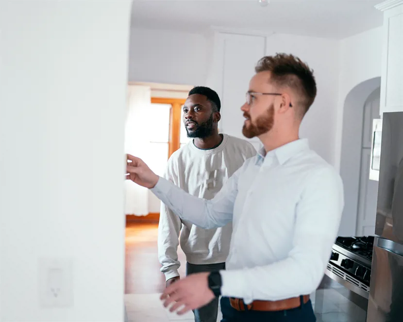 Hvad er forskellen mellem en <a href="/ejendomsleksikon/erhvervsmaegler" class="perm-link">erhvervsmægler</a> og en boligmægler, og hvornår skal jeg vælge en erhvervsmægler?