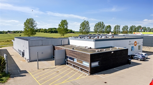 700 m2 lager, showroom, kontor i Egå til leje