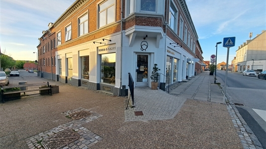 180 m2 butik, klinik, kontor i Hammel til leje