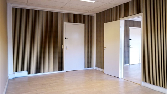 36 m2 kontor, klinik, showroom i Værløse til leje