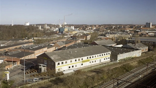 975 m2 lager i Odense C til leje